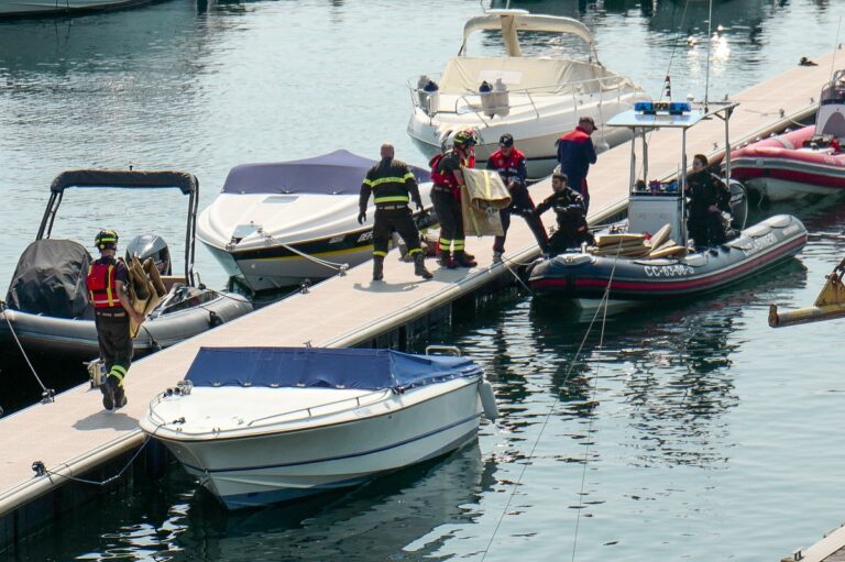 Sesto Calende Barca si ribalta sul Lago Maggiore.